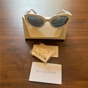New without tags. never worn Michael Kors sunglasses.